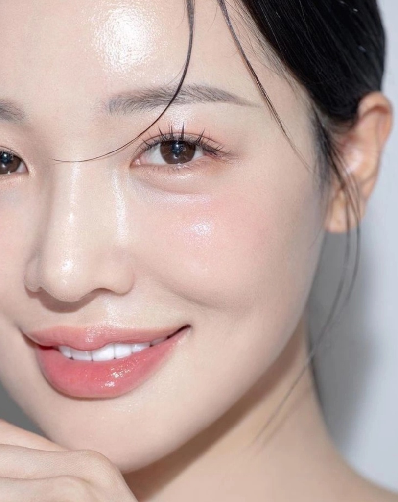 Korean Glass Skin Model at SuA Glow